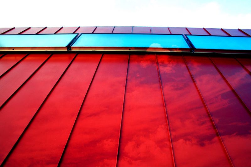 18. Taklaggning av pulpettak pa garage intill villa.jpg