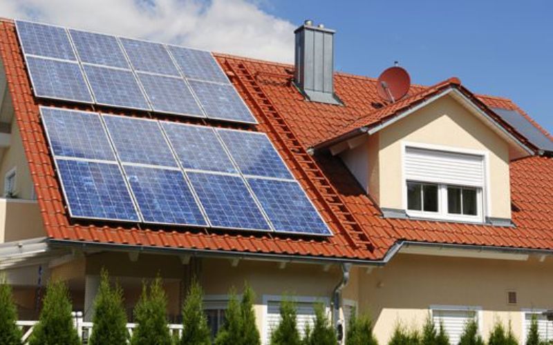 29. Installation av solceller pa e tegeltak till husa egare.jpg